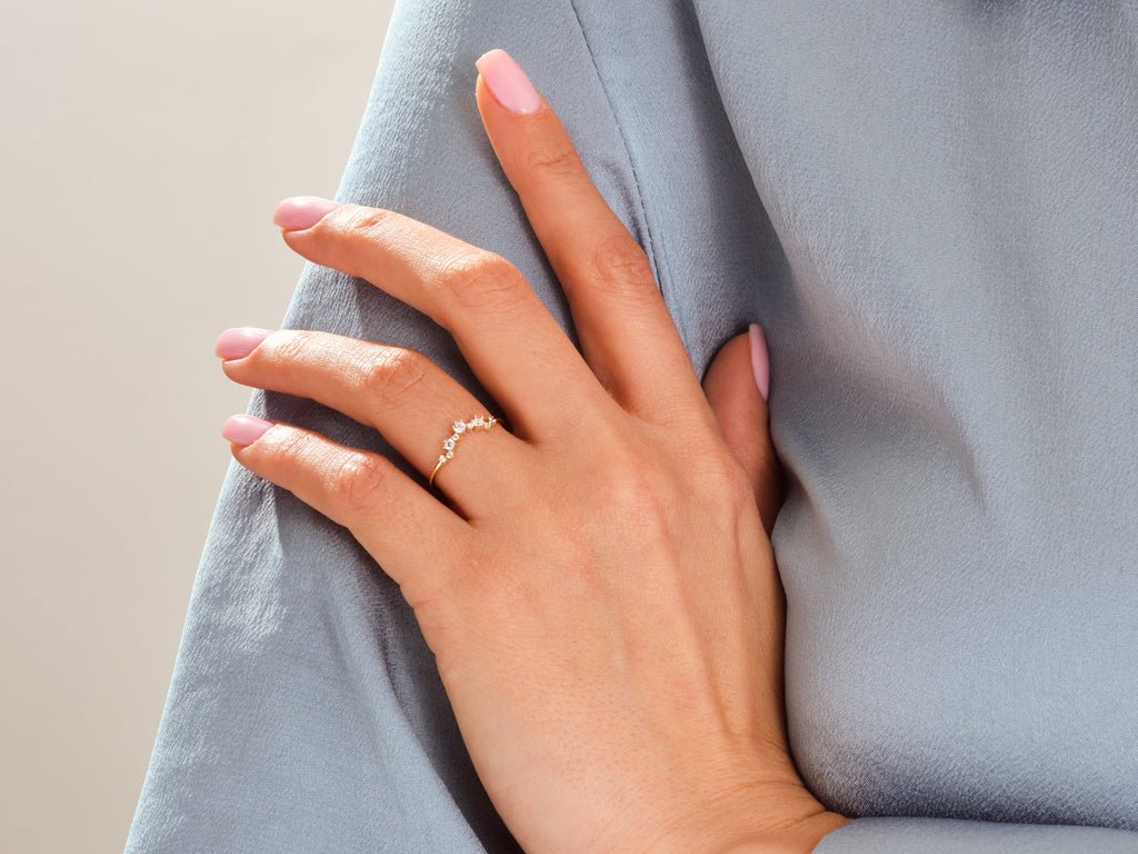 Round diamond wedding band in white gold