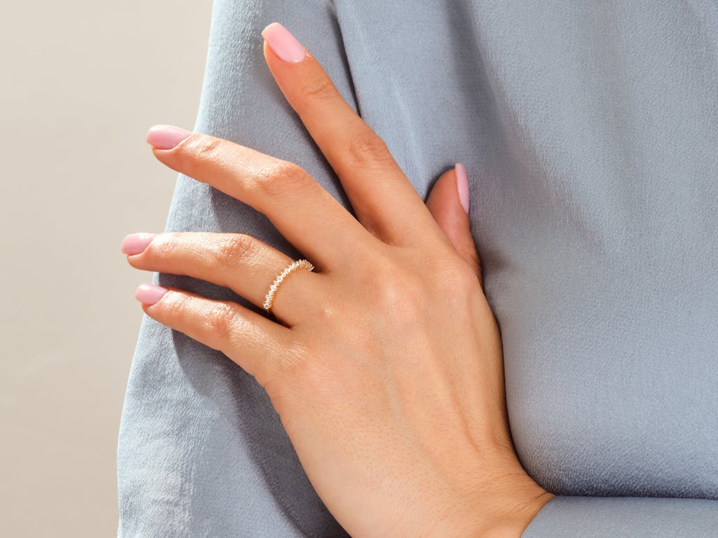 Round Brilliant diamond wedding band in yellow gold