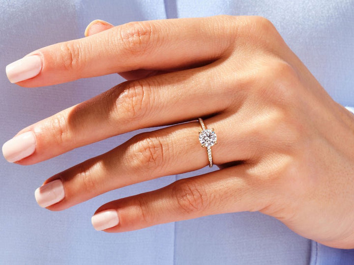 Round cut solitaire engagement ring with IGI certified center diamond