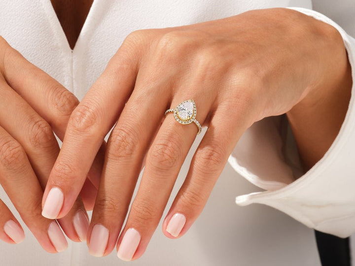 Pear pave ring set with an IGI graded diamond
