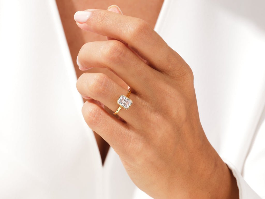 Radiant bezel ring set with an IGI graded diamond