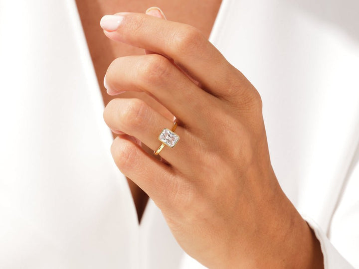 Radiant bezel ring set with an IGI graded diamond