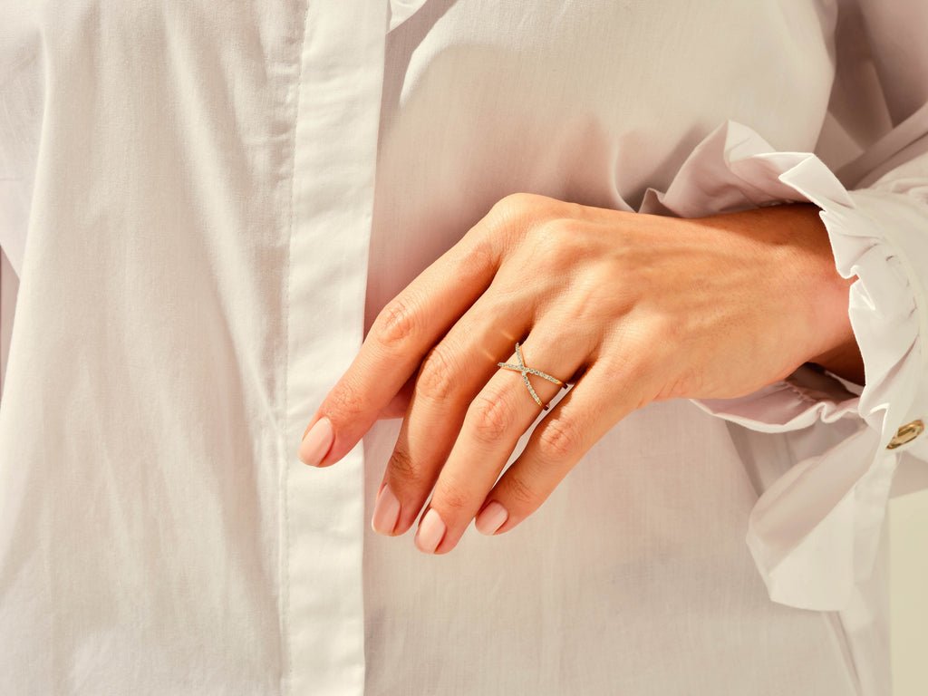 Round diamond wedding band in yellow gold