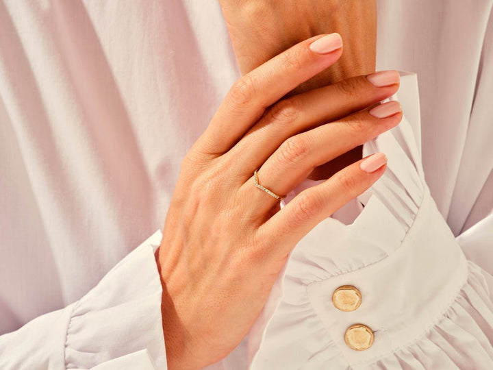 Round diamond wedding band in yellow gold