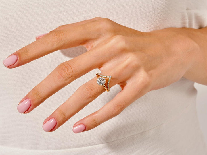 Round Brilliant diamond wedding band in yellow gold
