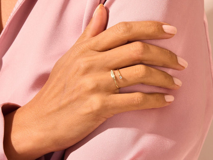 Round diamond wedding band in yellow gold