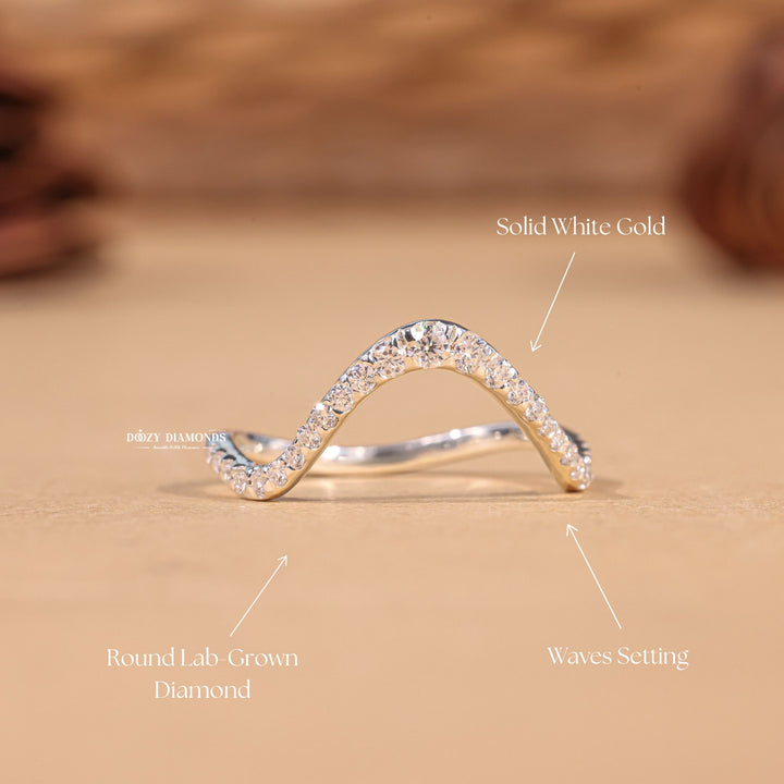 Round diamond wedding band in yellow gold