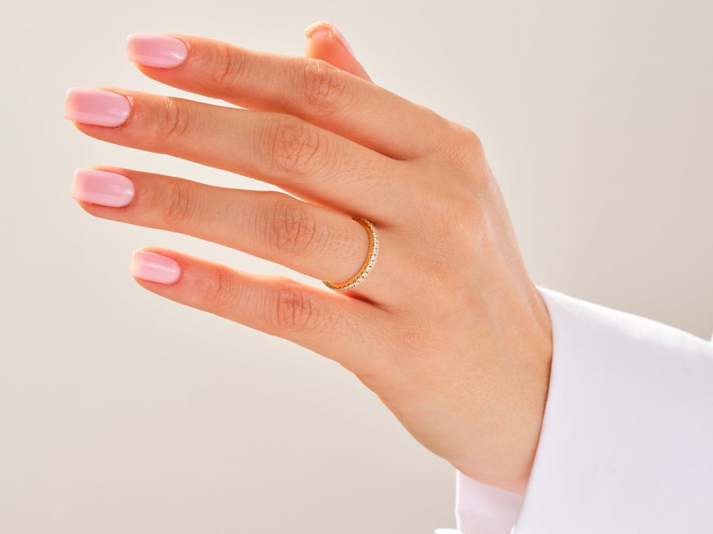 Round diamond wedding band in white gold