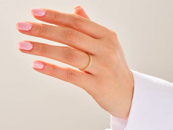Round diamond wedding band in white gold