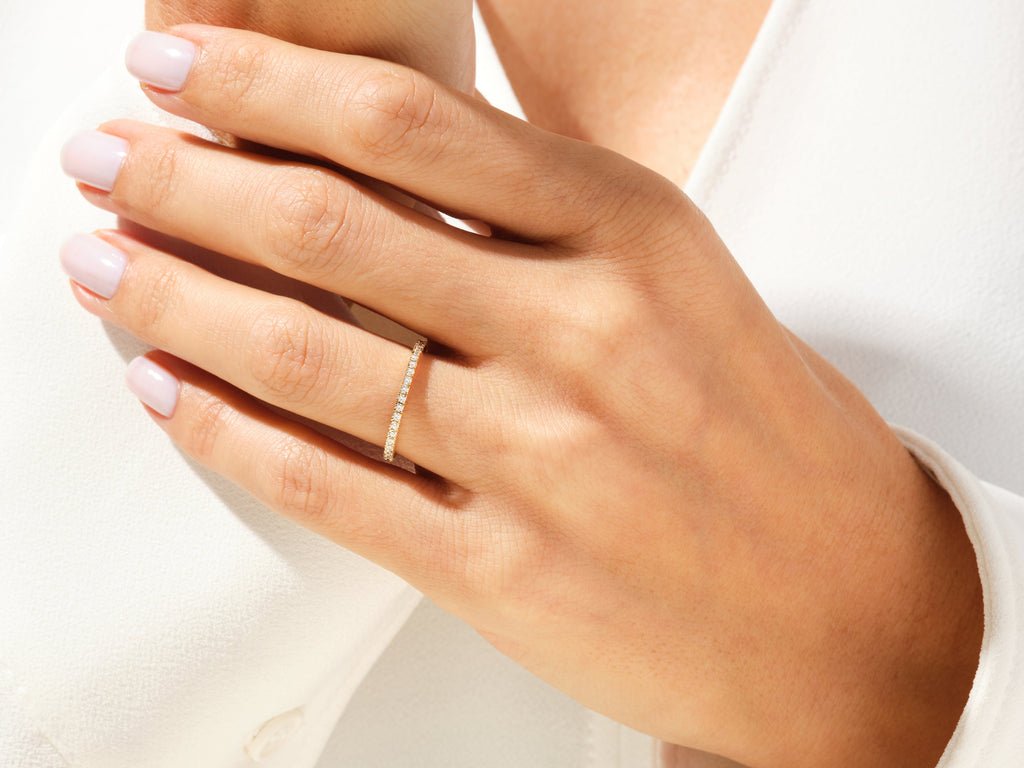 Round diamond wedding band in yellow gold