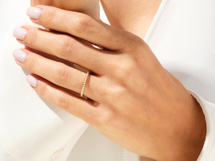 Round diamond wedding band in yellow gold