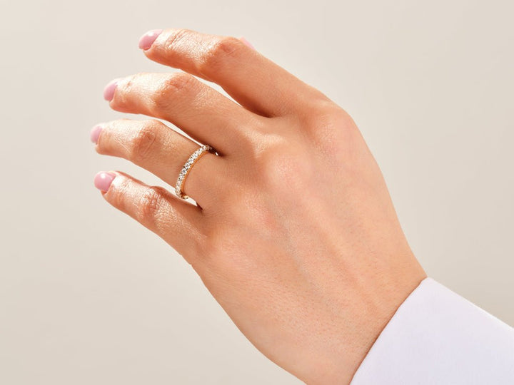 Round diamond wedding band in yellow gold