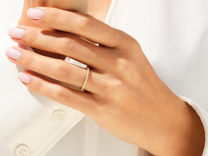 Round diamond wedding band in yellow gold
