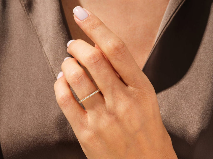 Round diamond wedding band in white gold
