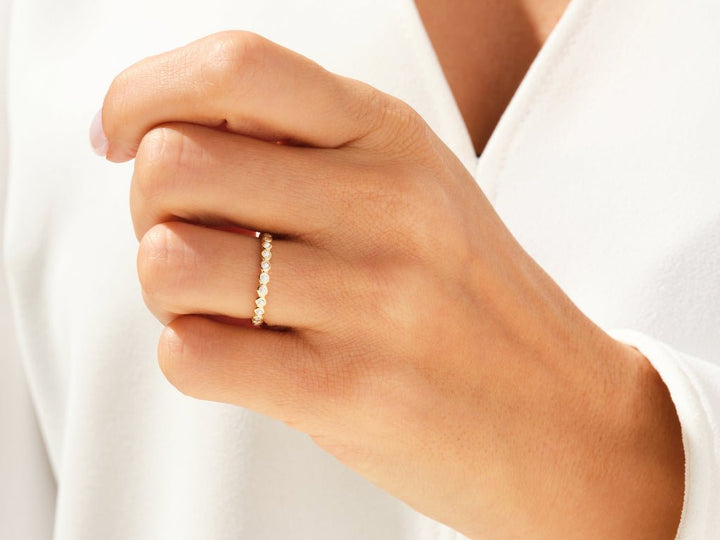 Round diamond wedding band in white gold