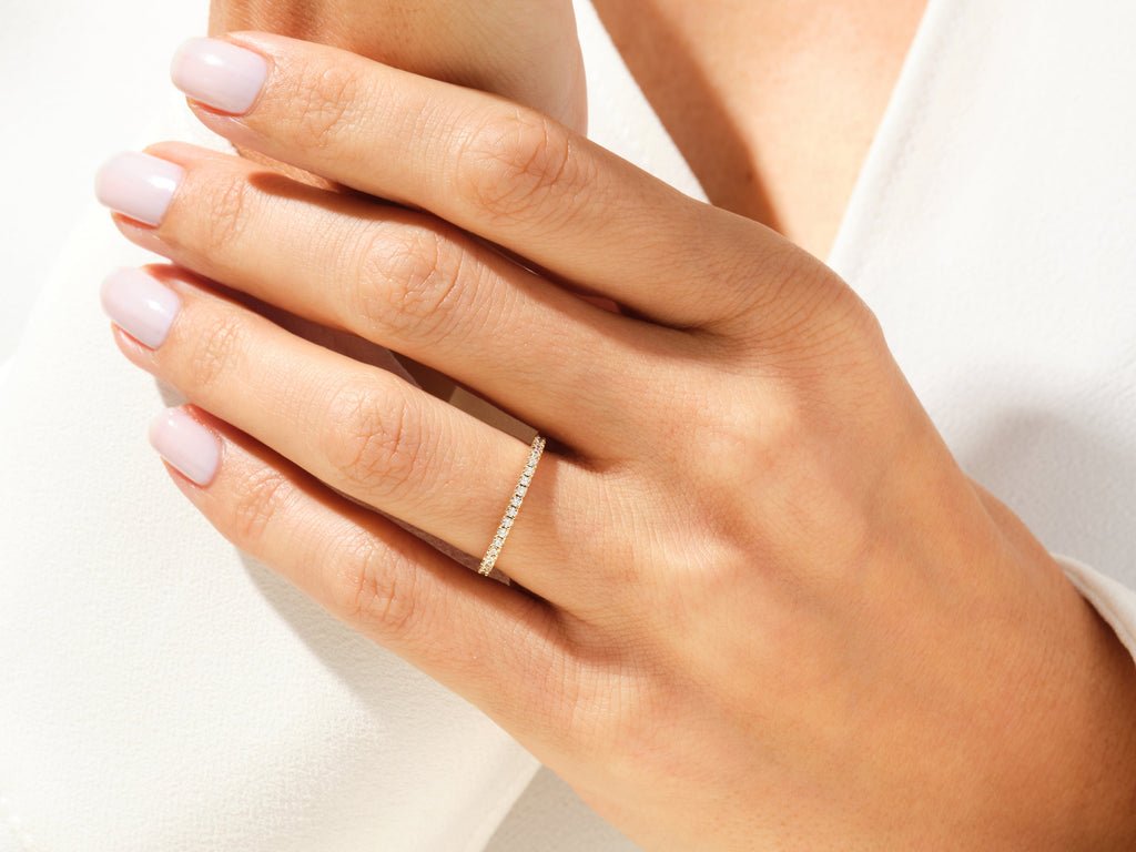 Round diamond wedding band in white gold