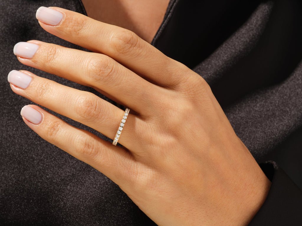 Round diamond wedding band in yellow gold