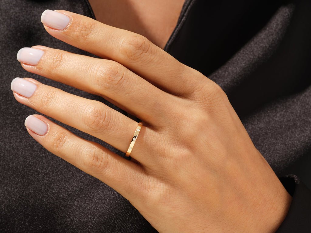 Round diamond wedding band in yellow gold