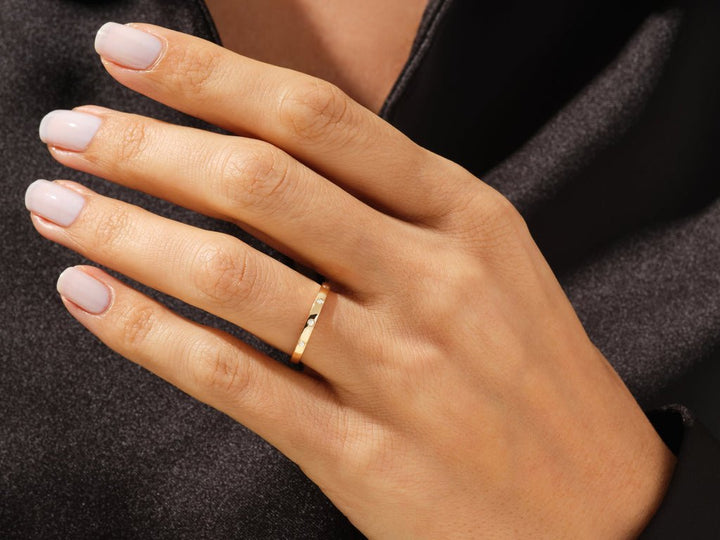 Round diamond wedding band in yellow gold