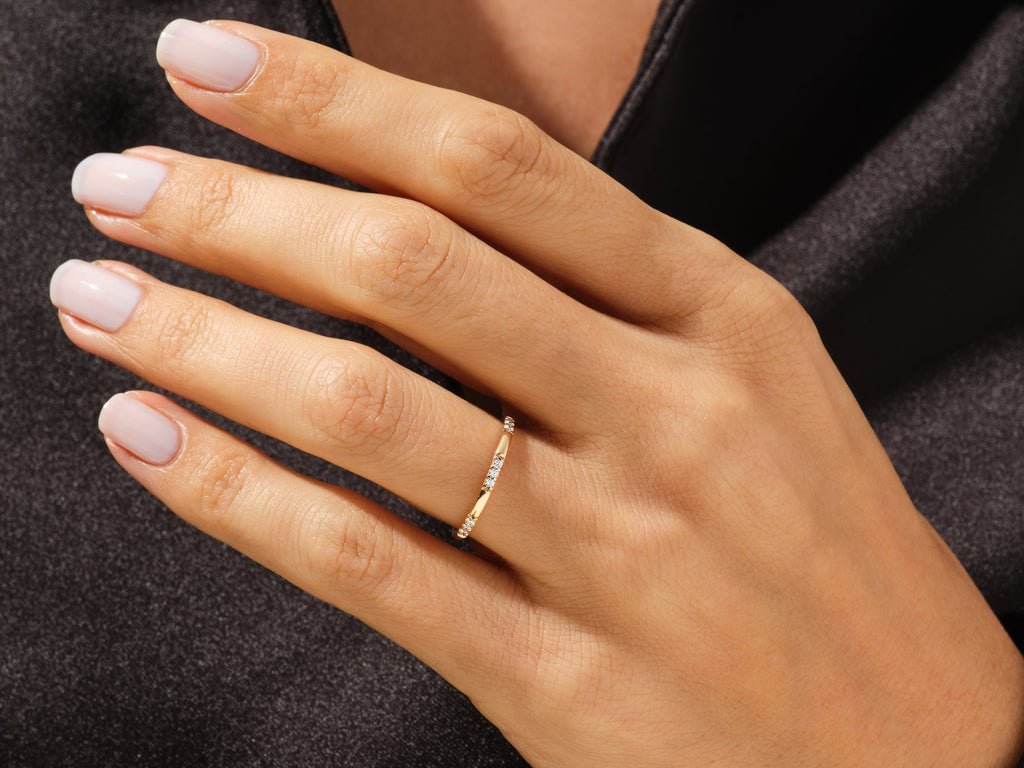 Round diamond wedding band in yellow gold