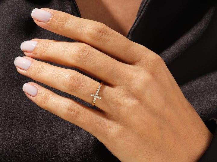Round diamond wedding band in white gold