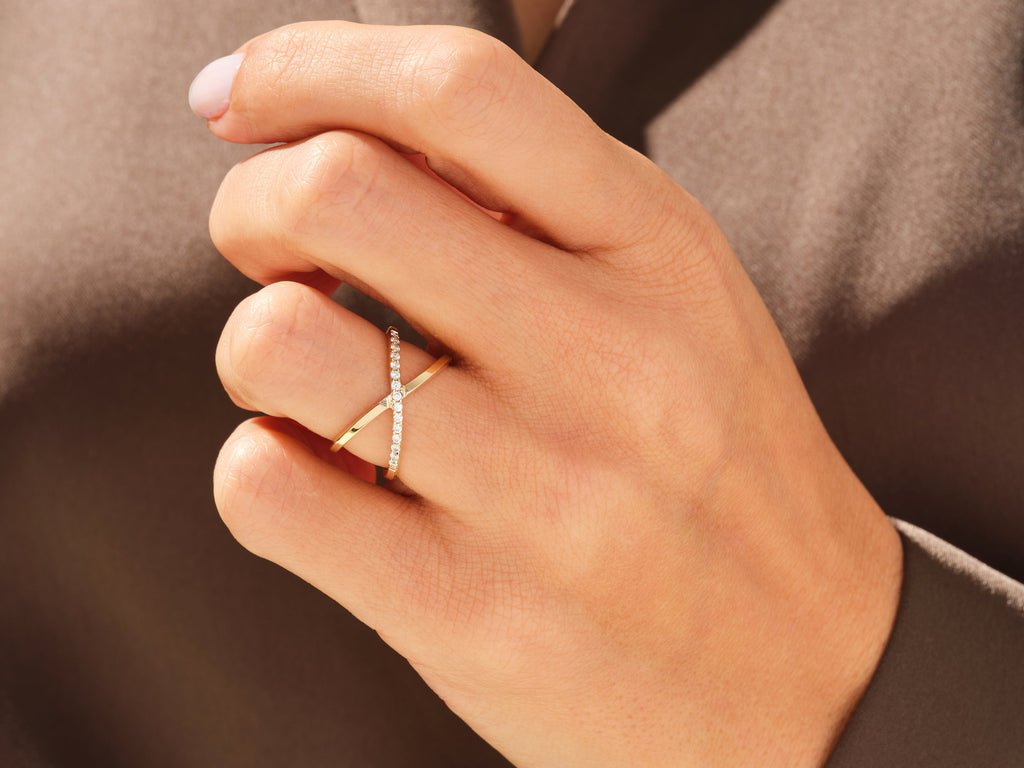 Round diamond wedding band in yellow gold