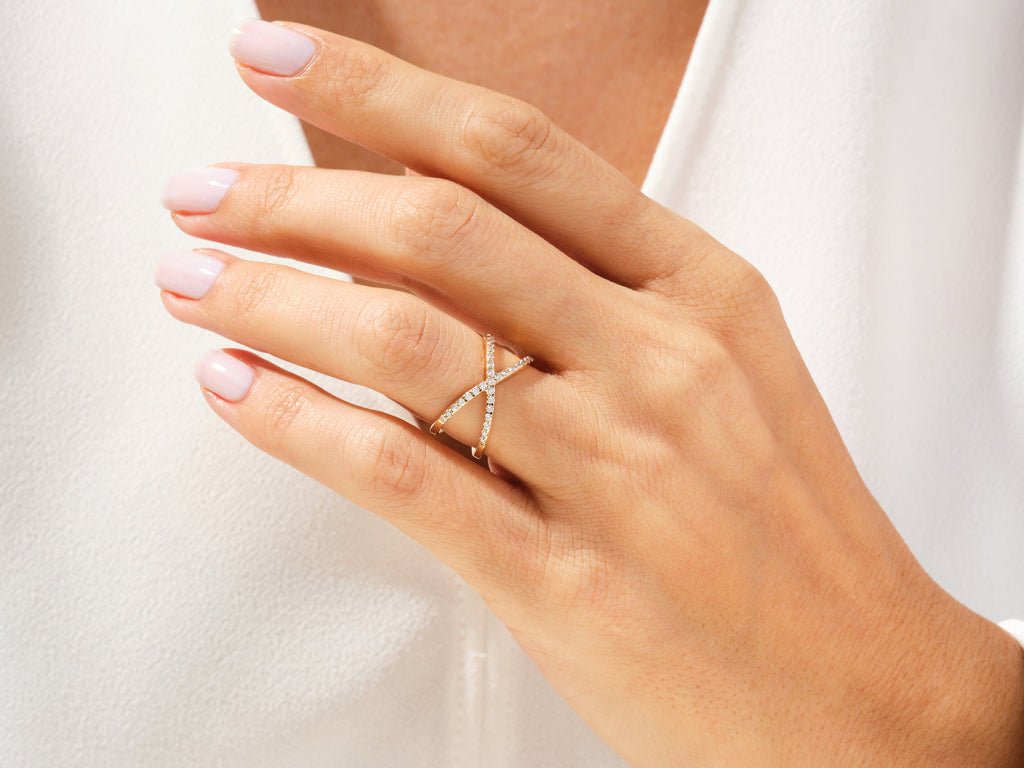 Round diamond wedding band in white gold