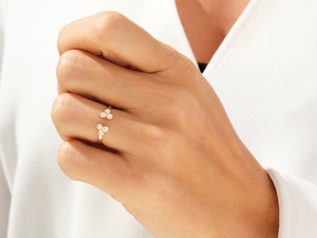 Round diamond wedding band in white gold
