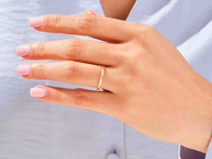 Round diamond wedding band in yellow gold