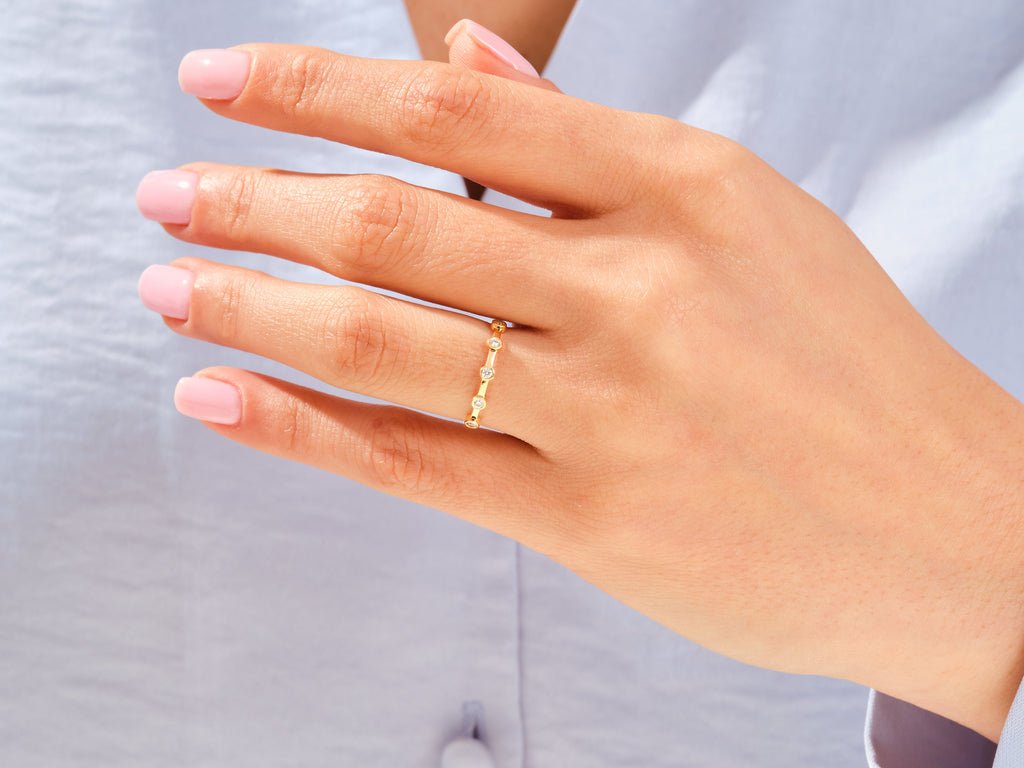 Round diamond wedding band in white gold