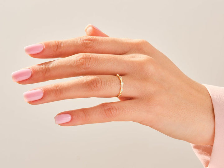 Round diamond wedding band in yellow gold
