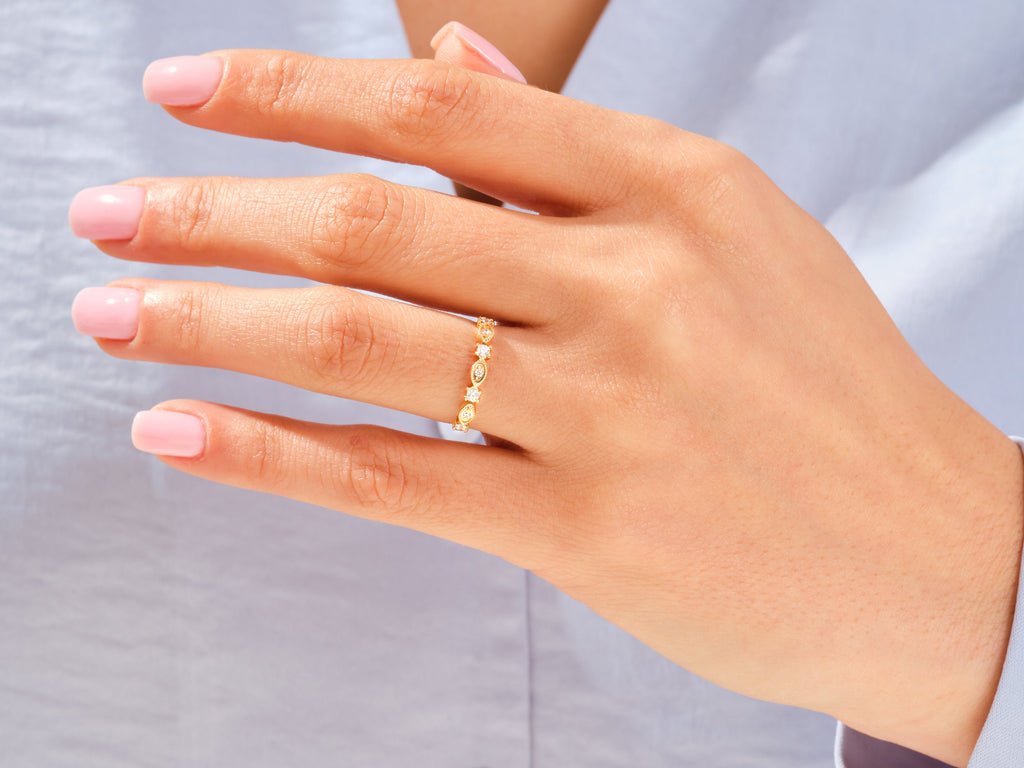 Round diamond wedding band in yellow gold