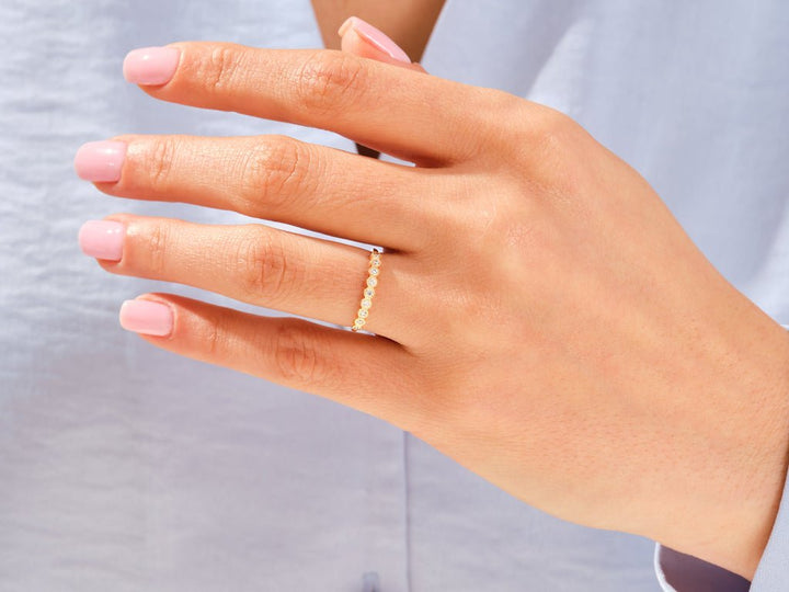 Round diamond wedding band in white gold