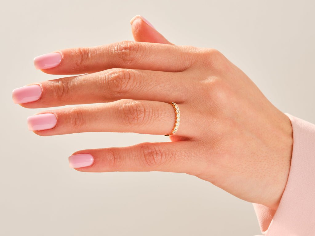 Round diamond wedding band in yellow gold