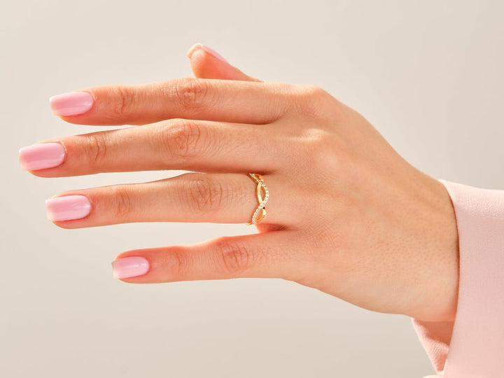 Round diamond wedding band in yellow gold