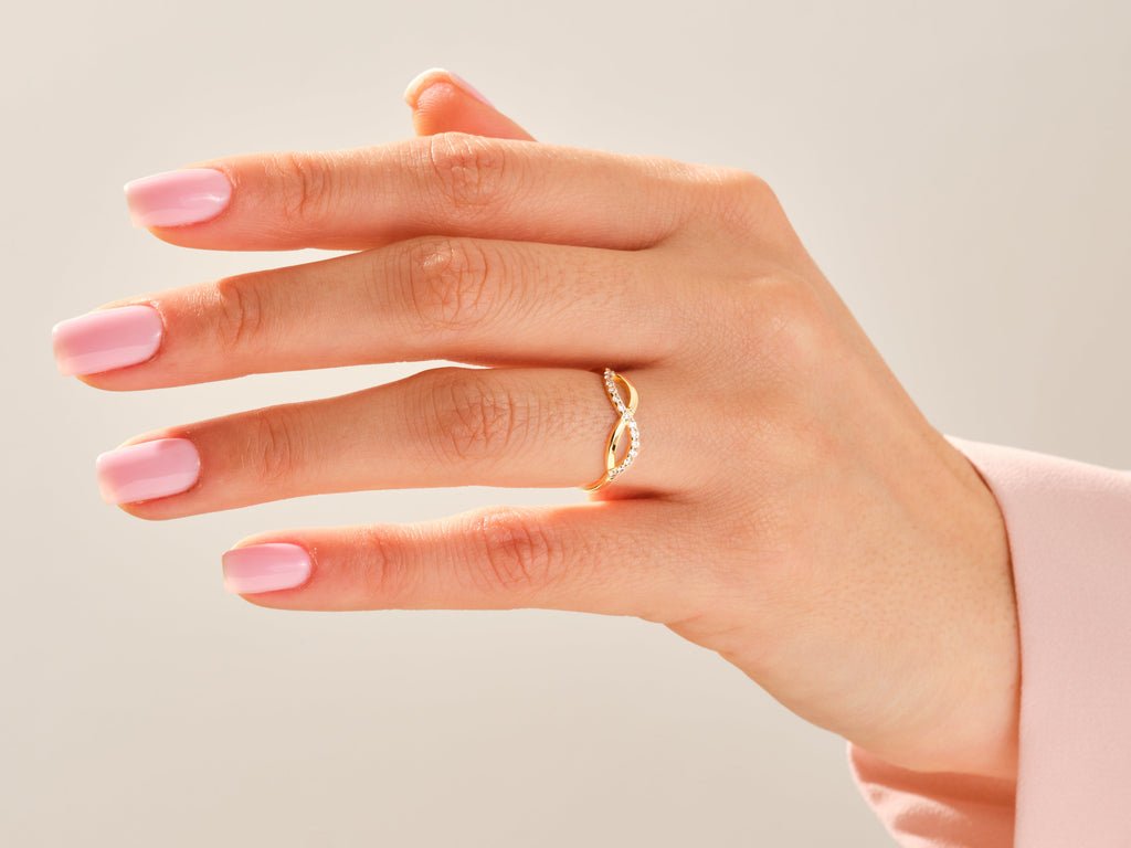 Round diamond wedding band in white gold