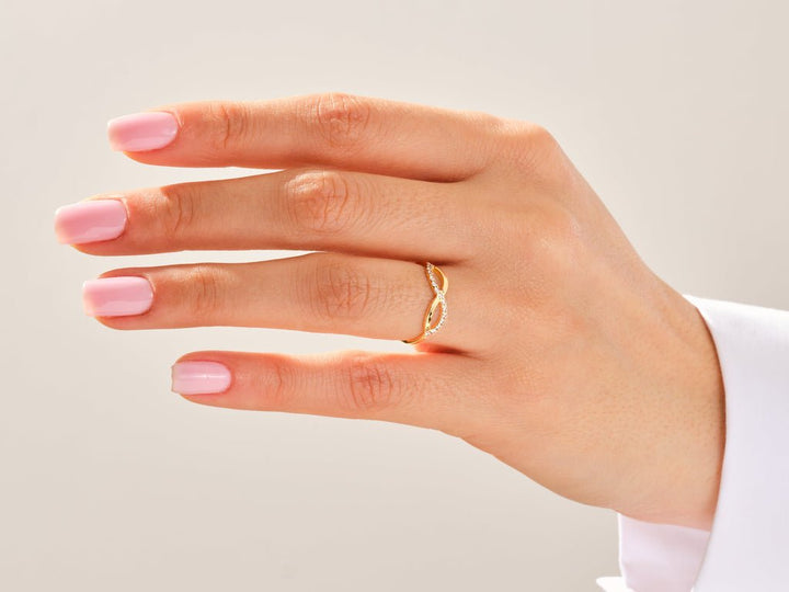 Round diamond wedding band in rose gold