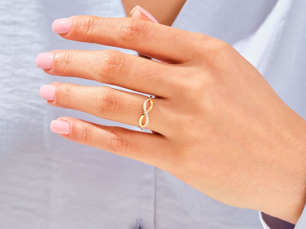 Round diamond wedding band in yellow gold