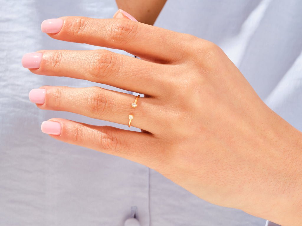Round diamond wedding band in yellow gold