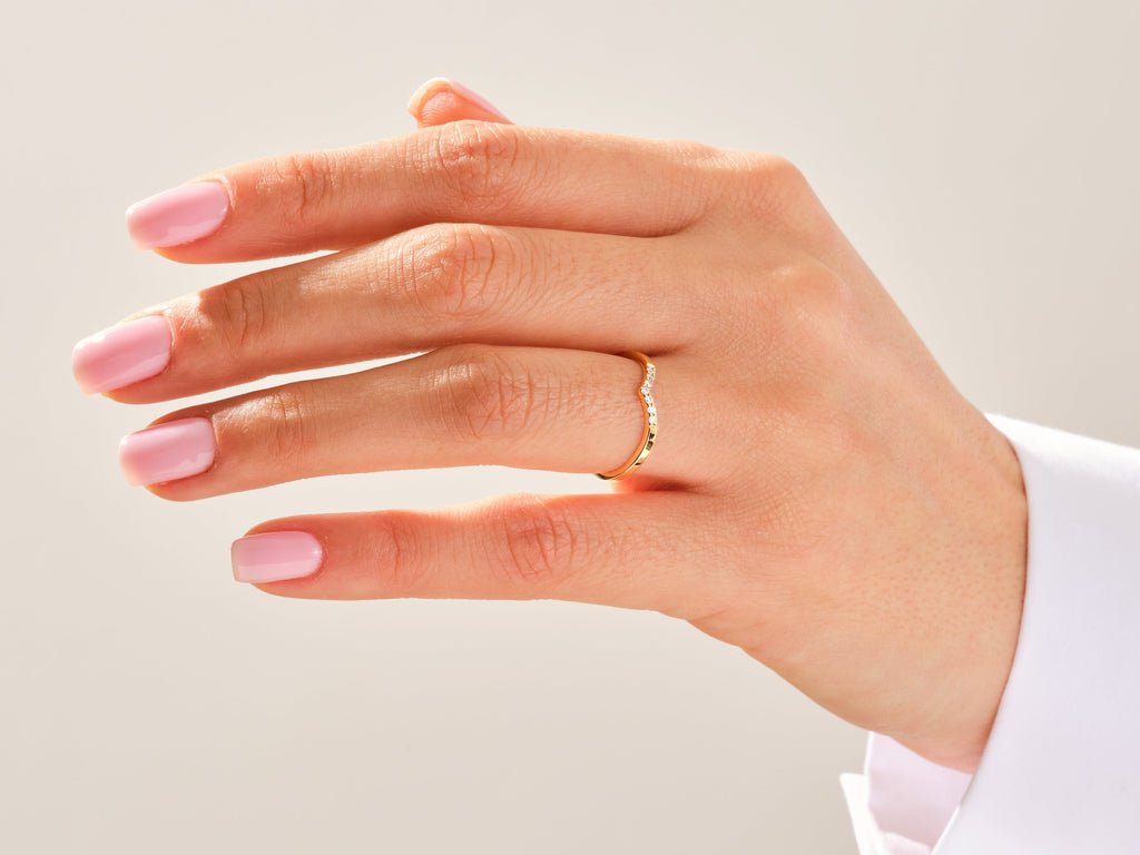 Round diamond wedding band in white gold