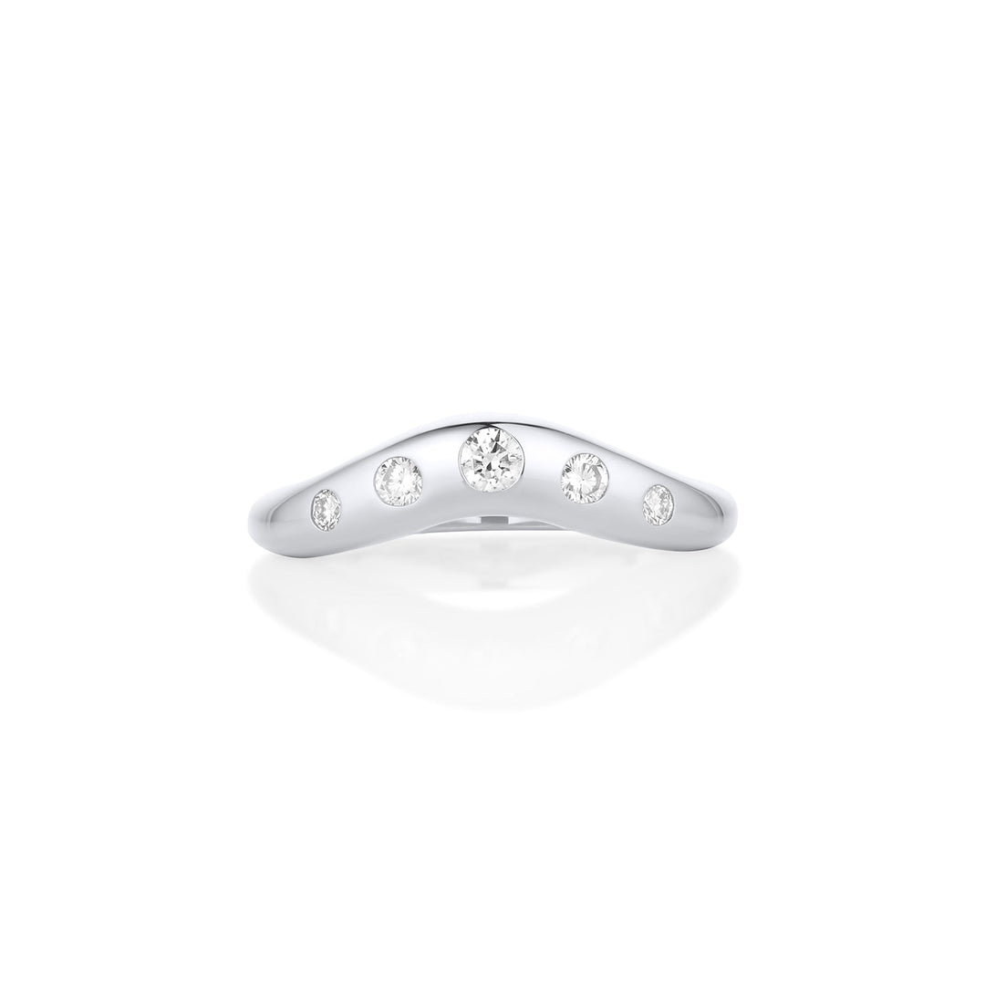 Round diamond wedding band in yellow gold