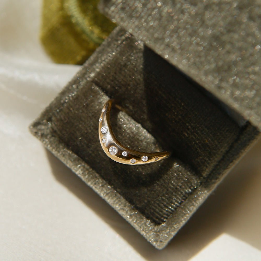Round diamond wedding band in white gold