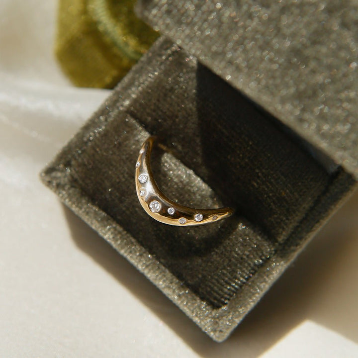 Round diamond wedding band in white gold