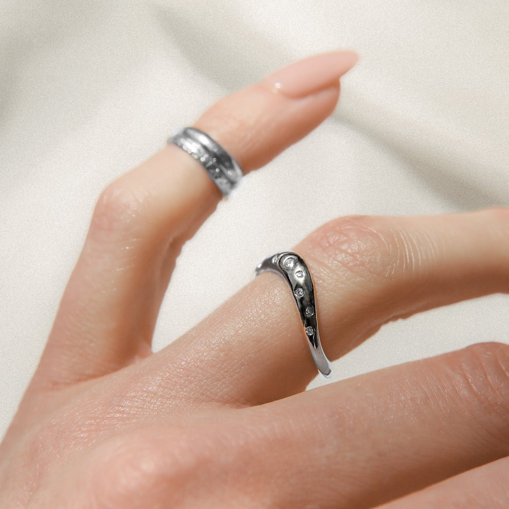 Round diamond wedding band in yellow gold