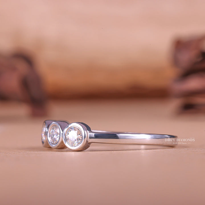 Close-up of 0.35CT round lab grown diamonds