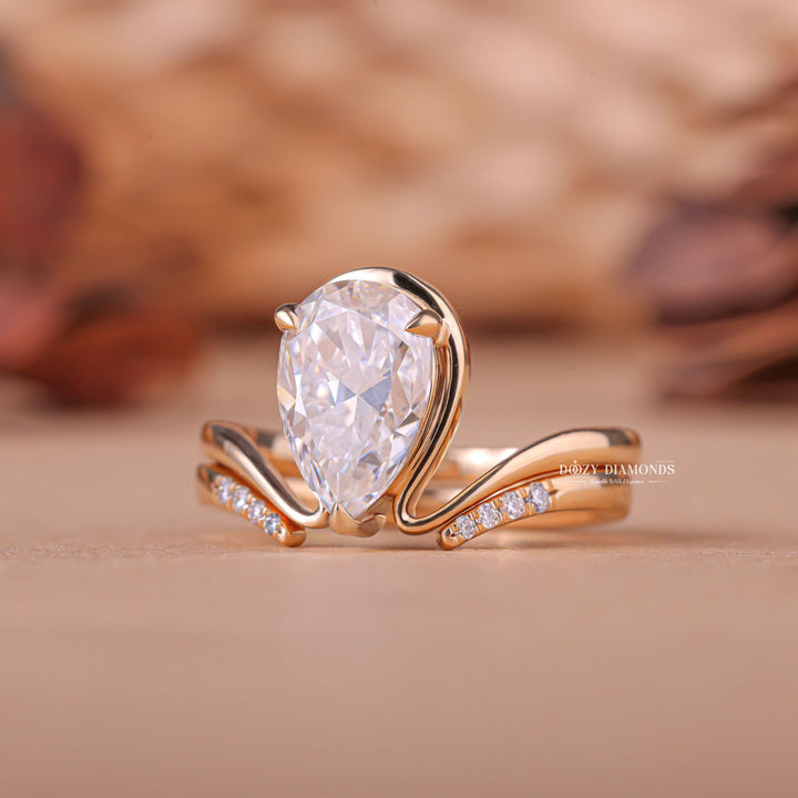 Pear cut bridal set with halo, Pear cut bridal set with side stones, Pear cut bridal set with diamond accents, Pear cut bridal set with milgrain, 