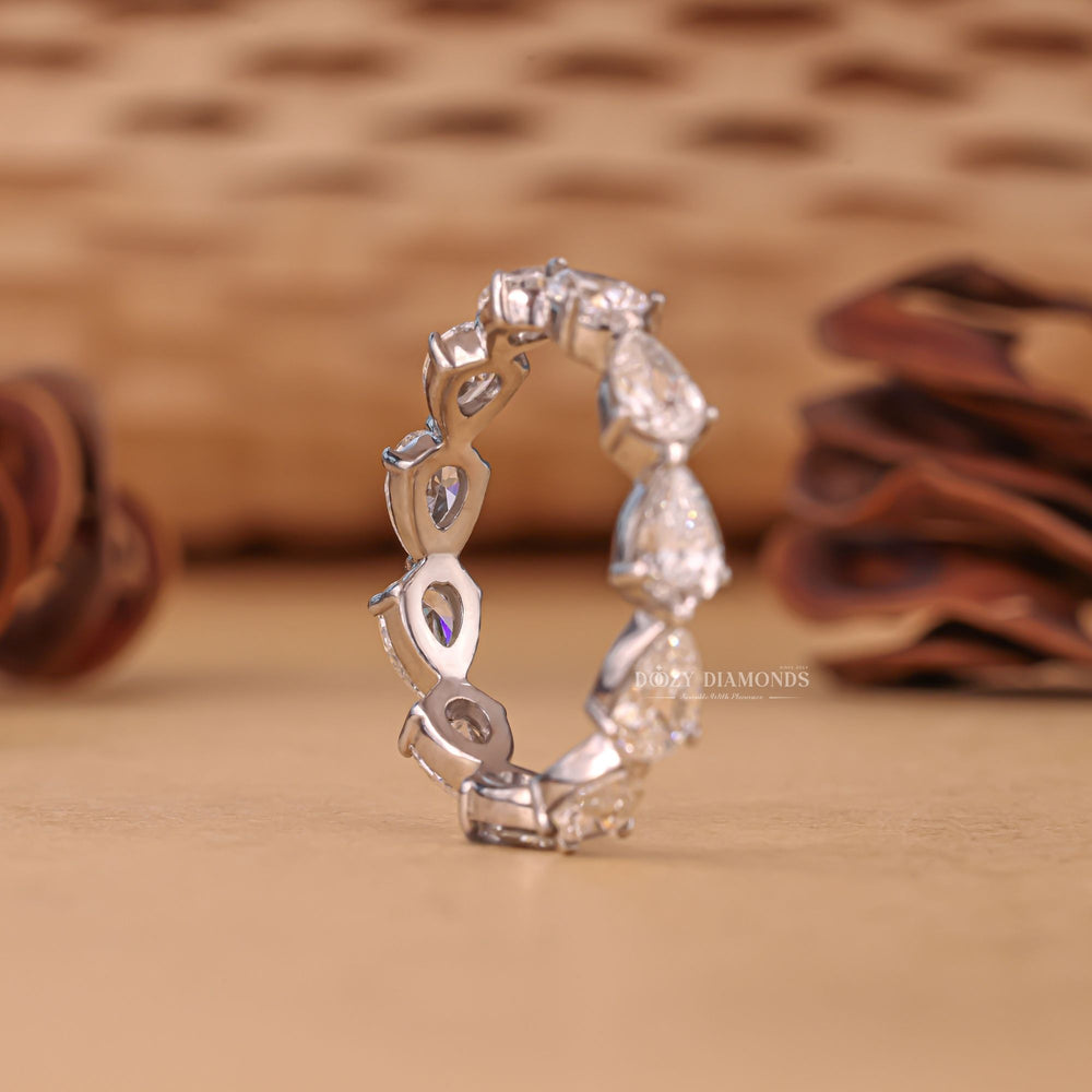 Close-up of 0.45CT pear lab grown diamonds