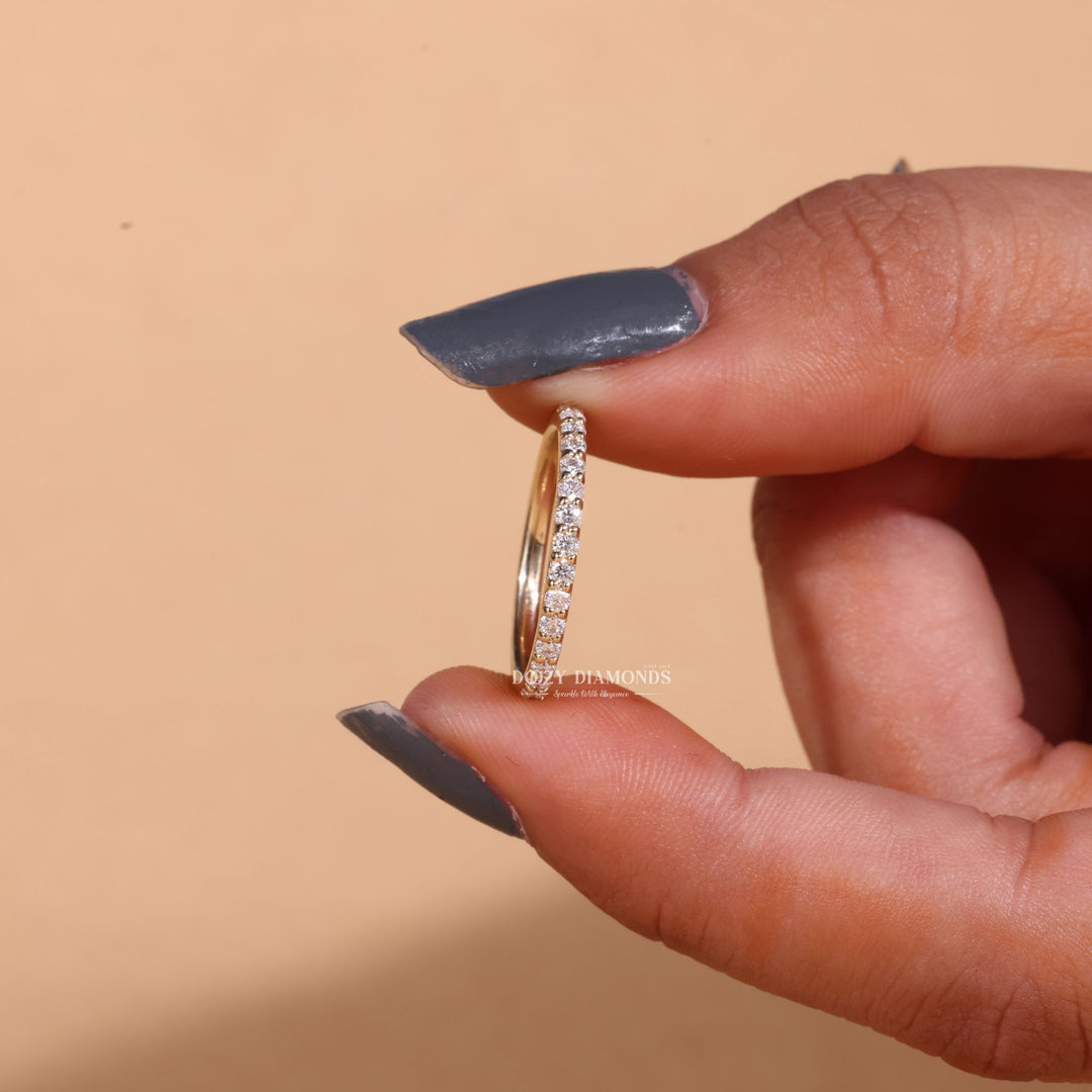Round diamond wedding band in white gold