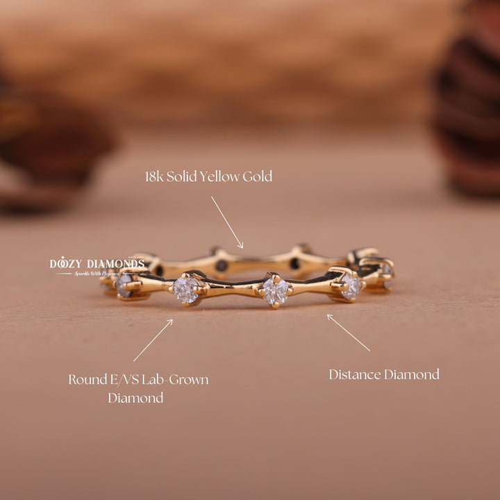 Round diamond wedding band in yellow gold