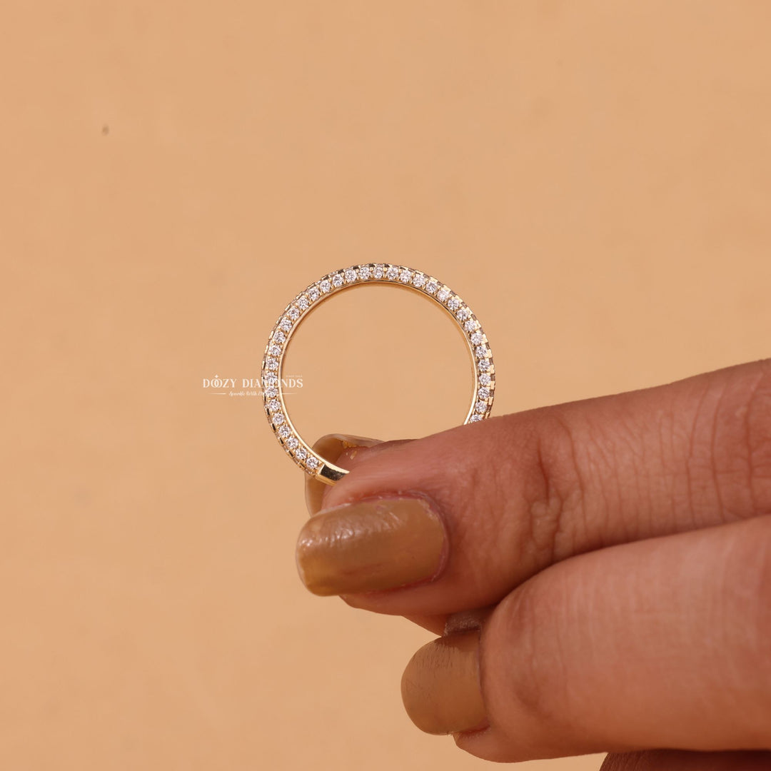 Round diamond wedding band in white gold